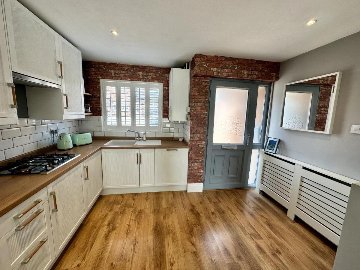Вілла Fantastic 2-Bed House With Parking - Hosted By Hutch Lifestyle Лемінгтон-Спа Екстер'єр фото